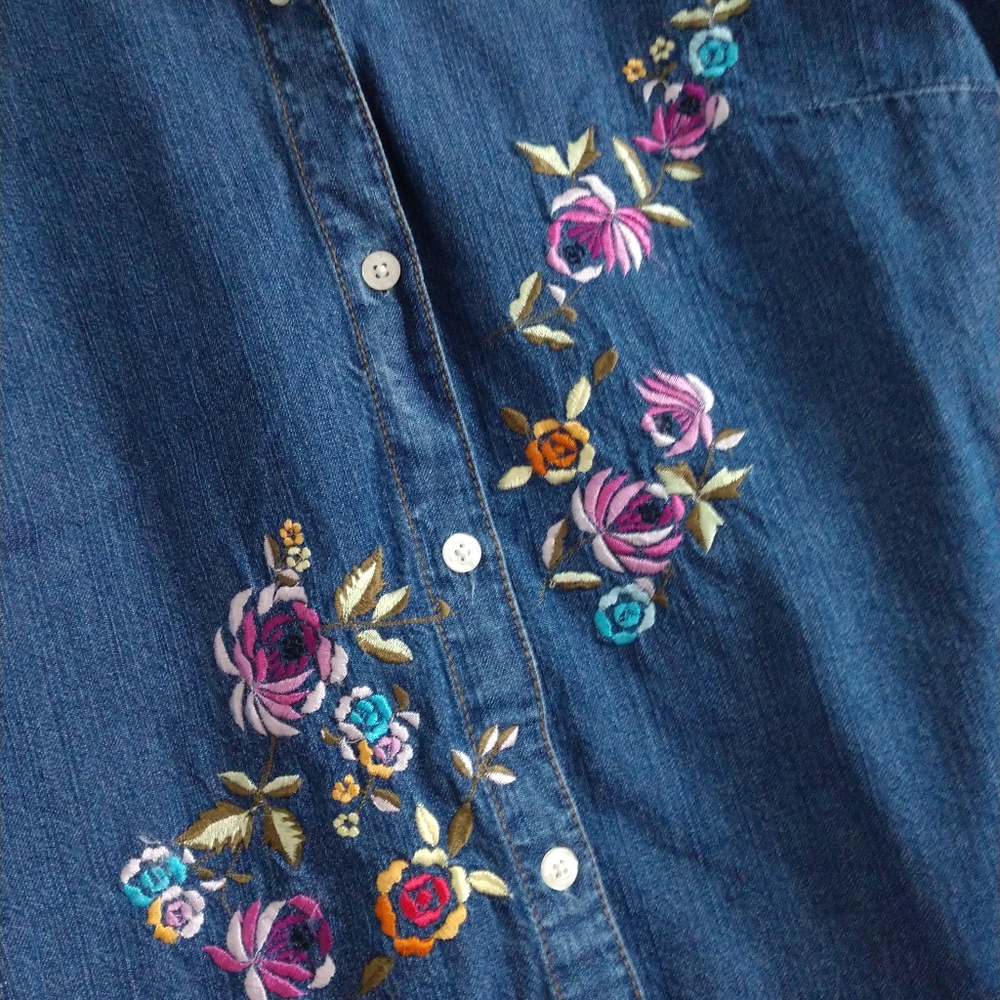 Cute New York & Co Floral Embroidered Denim Shirt Medium Petite MP PM Chest 36" - Picture 3 of 5